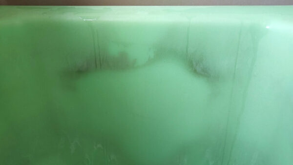 足立区で浴室クリーニング、浴槽内部の水垢と石鹸カス除去、before【お掃除どんちゃん】