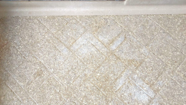 足立区で浴室クリーニング、床の水垢と石鹸カス除去、before【お掃除どんちゃん】