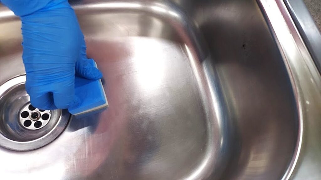 キッチンKeeperコーティング剤を塗り広げる手元のアップ写真(越谷市・川口市対応)【お掃除どんちゃん】