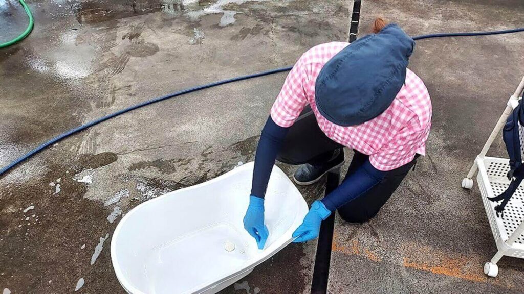 お風呂Keeperコーティング研修で浴槽を磨く実習風景(草加市・越谷市対応)【お掃除どんちゃん】