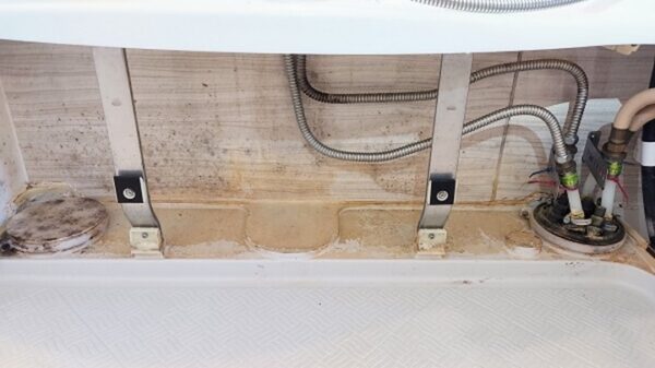 春日部市で浴室エプロンの内部洗浄前(シャンプー台下)【お掃除どんちゃん】