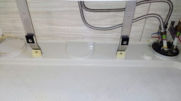 春日部市で浴室エプロンの内部洗浄後(シャンプー台下)【お掃除どんちゃん】