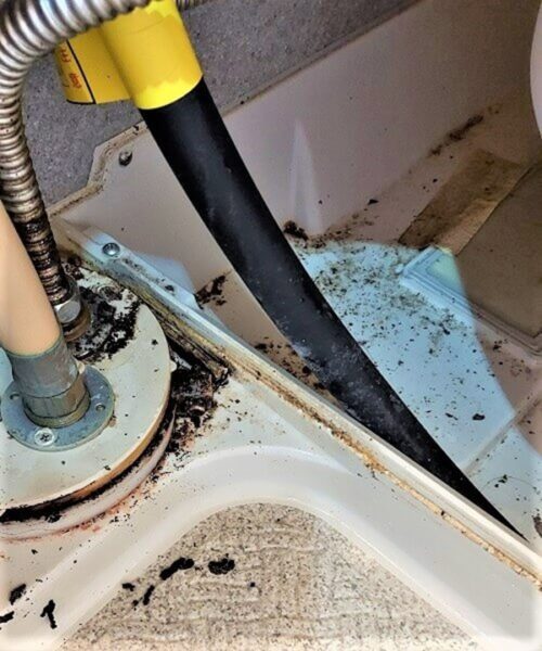 お風呂のエプロン内部洗浄、東京都北区の施工例(エプロン左側の内部)洗浄前【お掃除どんちゃん】