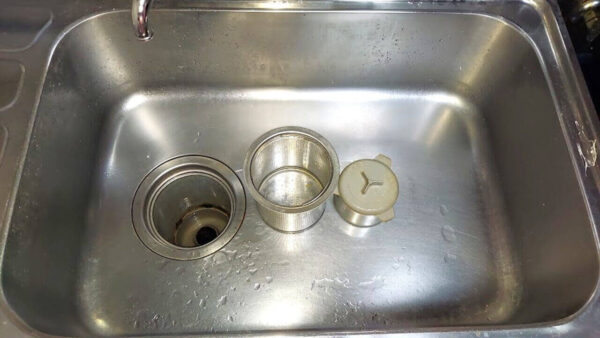 越谷市でキッチンのお掃除、シンクの洗浄前【お掃除どんちゃん】