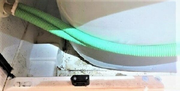 蕨市で浴室クリーニング、エプロン内部(左側)の洗浄前【お掃除どんちゃん】