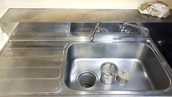 越谷市でキッチンのお掃除、シンク全体の洗浄前【お掃除どんちゃん】