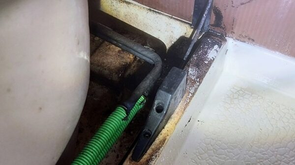 蕨市で浴室クリーニング、エプロン内部(右側)の洗浄前【お掃除どんちゃん】