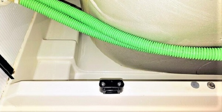 蕨市で浴室クリーニング、エプロン内部(左側)の洗浄後【お掃除どんちゃん】