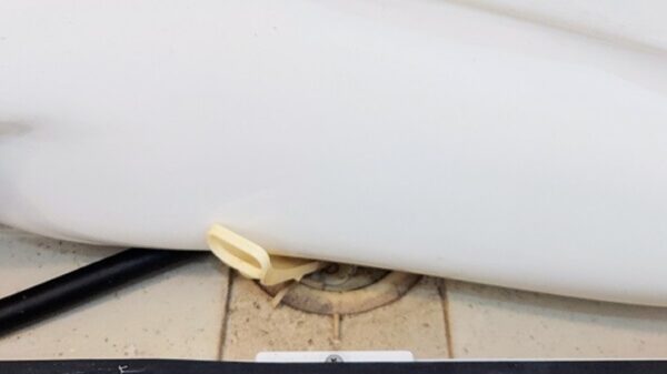 春日部市で浴室エプロンの内部洗浄前(浴槽)【お掃除どんちゃん】