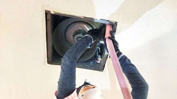 川口市で天井換気扇のクリーニング、換気扇内部の洗浄中【お掃除どんちゃん】