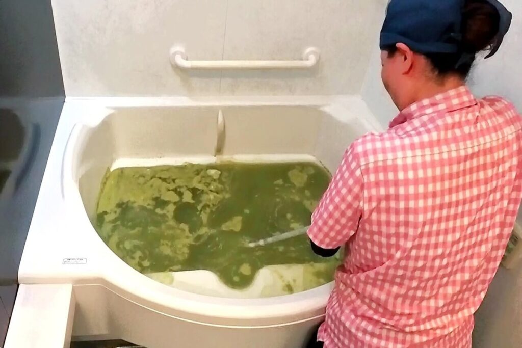 埼玉・東京北部のハウスクリーニング店「お掃除どんちゃん」による風呂釜追い焚き配管洗浄の作業風景
