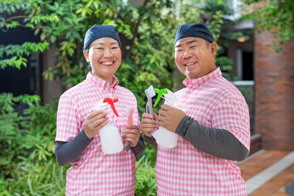 草加市を拠点に埼玉・東京北部でハウスクリーニングを行う「お掃除どんちゃん」の夫婦スタッフ

