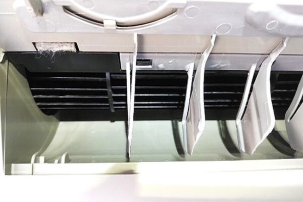 草加市でエアコンクリーニング後の送風口が除菌洗浄で清潔になった状態