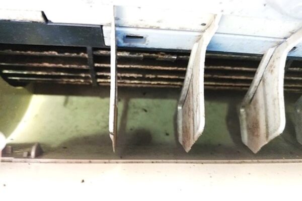 草加市でエアコンクリーニング前の送風口に黒カビが付着した状態