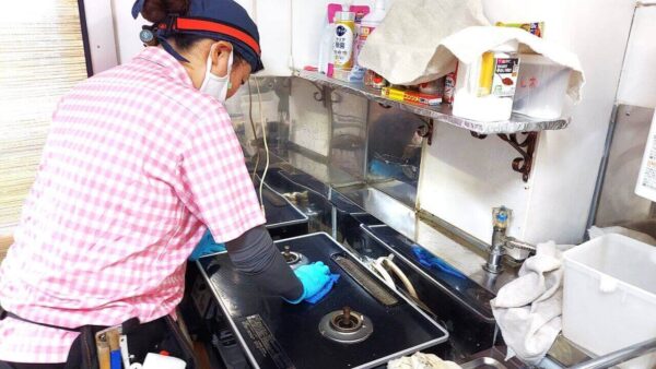 足立区の高齢者宅でガス台を洗浄している様子。家事代行・掃除代行サービスで油汚れを丁寧に落としている作業中の写真
