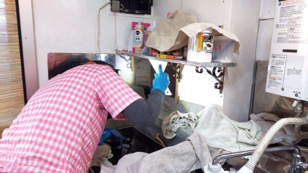 足立区高齢者宅のキッチンで、小物や調味料置きを家事代行・掃除代行サービスで洗浄している様子