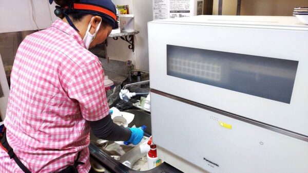 足立区の高齢者宅で家事代行・掃除代行スタッフがプロペラ式換気扇を分解して洗浄している様子