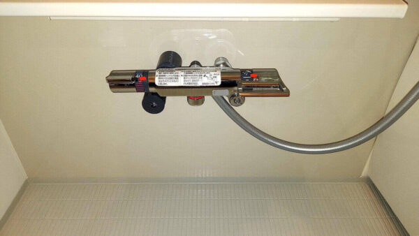 草加市の中古マンション浴室カラン水栓クリーニング後の写真 水垢を除去し光沢が戻った状態