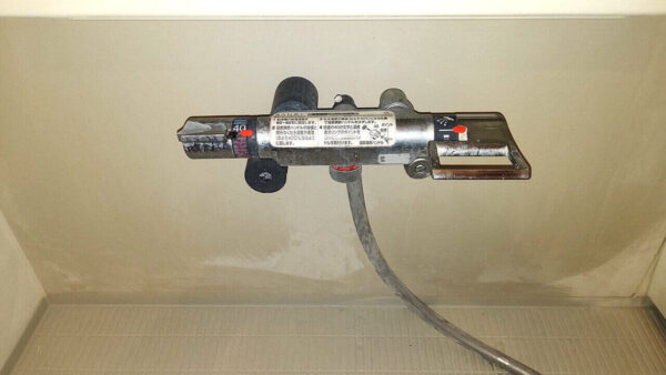 草加市の中古マンション浴室カランのクリーニング前 水垢によるくすみや汚れの状態