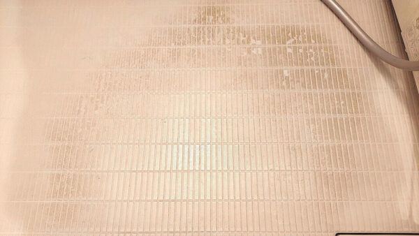 草加市の中古マンション浴室床クリーニング前の黒ずみ状態 皮脂汚れや石鹸カスが蓄積