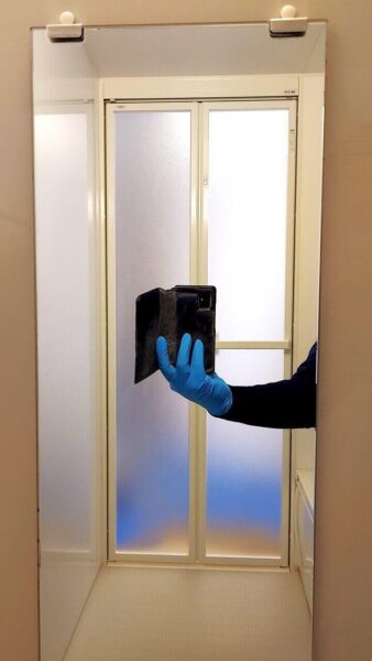 草加市の中古マンション浴室 鏡のウロコ水垢を除去したクリーニング後の状態