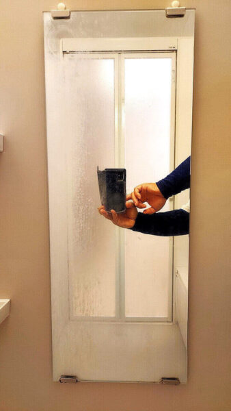 草加市の中古マンション浴室鏡のウロコ汚れ クリーニング前の状態 水垢によるくもり