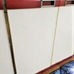 足立区のキッチンクリーニング事例|収納棚全体の清掃前の様子|油汚れ・手垢の汚れ具合