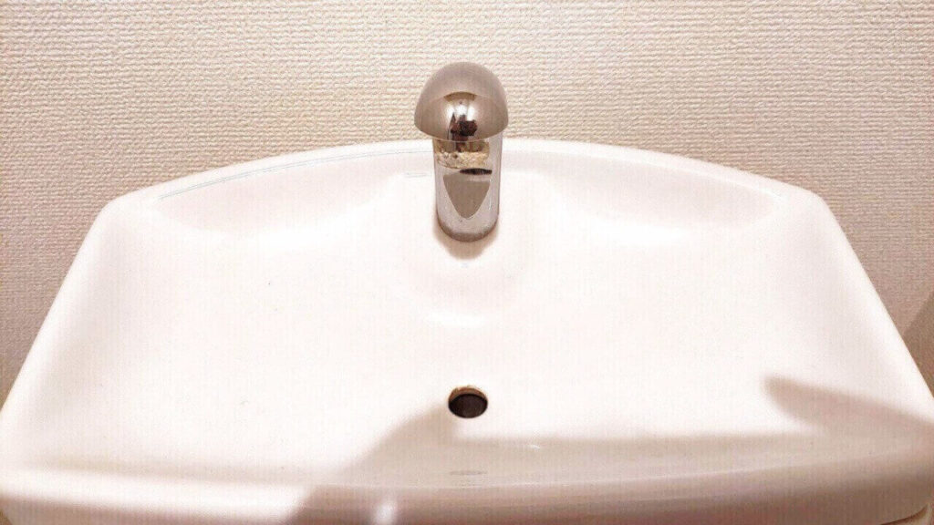 草加市の空室クリーニング、トイレのタンクフタ・手洗栓、水垢除去前【お掃除どんちゃん】