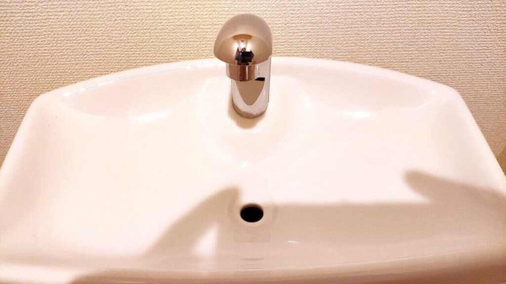 草加市の空室クリーニング、トイレのタンクフタ・手洗栓、水垢除去後【お掃除どんちゃん】