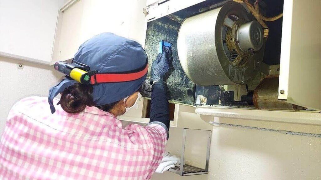 三郷市でハウスクリーニングセットメニュー|築30年マンションの換気扇、洗浄中【お掃除どんちゃん】