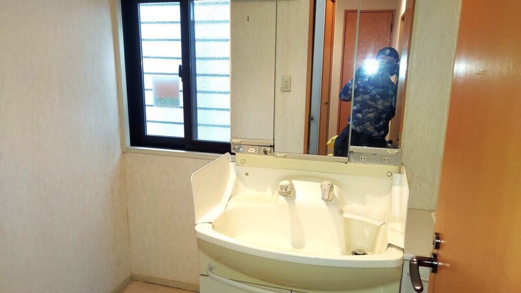 越谷市の引っ越し前クリーニング、洗面所全体【お掃除どんちゃん】