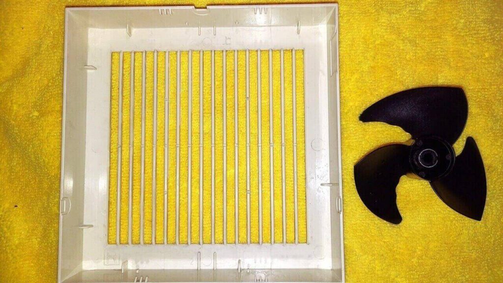越谷市の引っ越し前クリーニング、洗面所の換気扇、カバーとプロペラの洗浄後【お掃除どんちゃん】