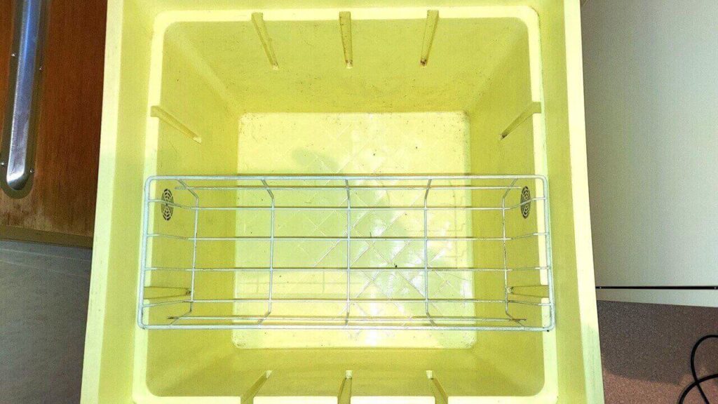 越谷市の引っ越し前クリーニング、洗面所の床下収納、洗浄前【お掃除どんちゃん】