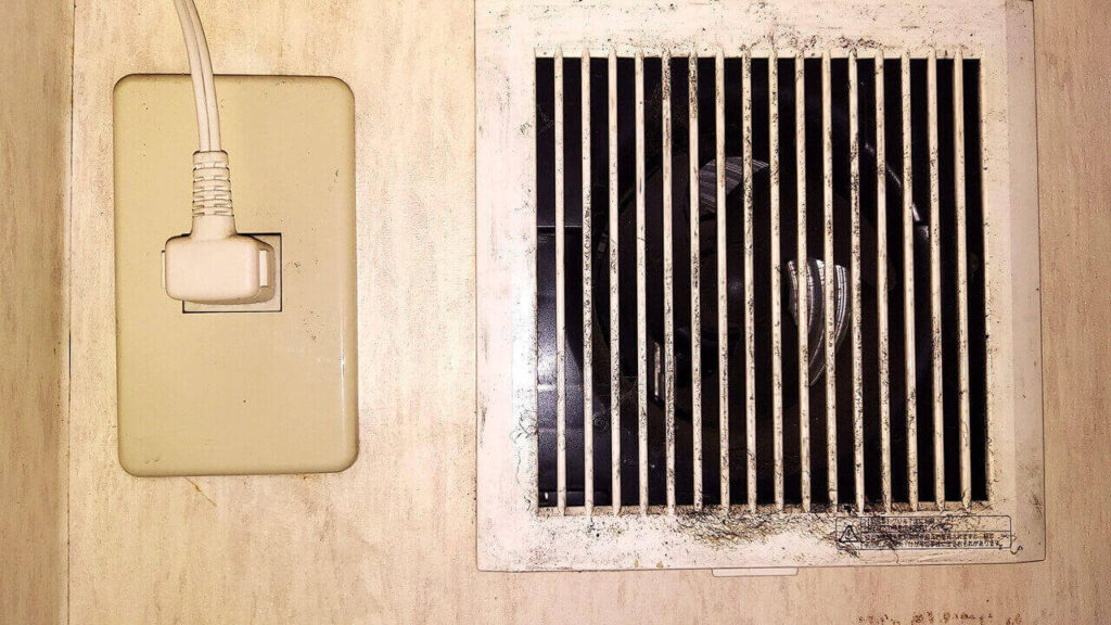 越谷市の引っ越し前クリーニング、洗面所の換気扇、洗浄前【お掃除どんちゃん】