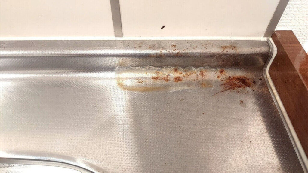 草加市の空室クリーニング、キッチンシンクの水垢・錆び、除去前【お掃除どんちゃん】