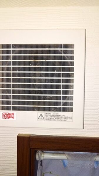 足立区でトイレクリーニング、換気扇の洗浄前【お掃除どんちゃん】